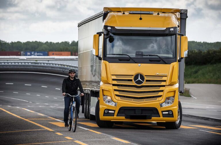 Daimler Truck AG celebra um marco para a segurança global de caminhões e ônibus