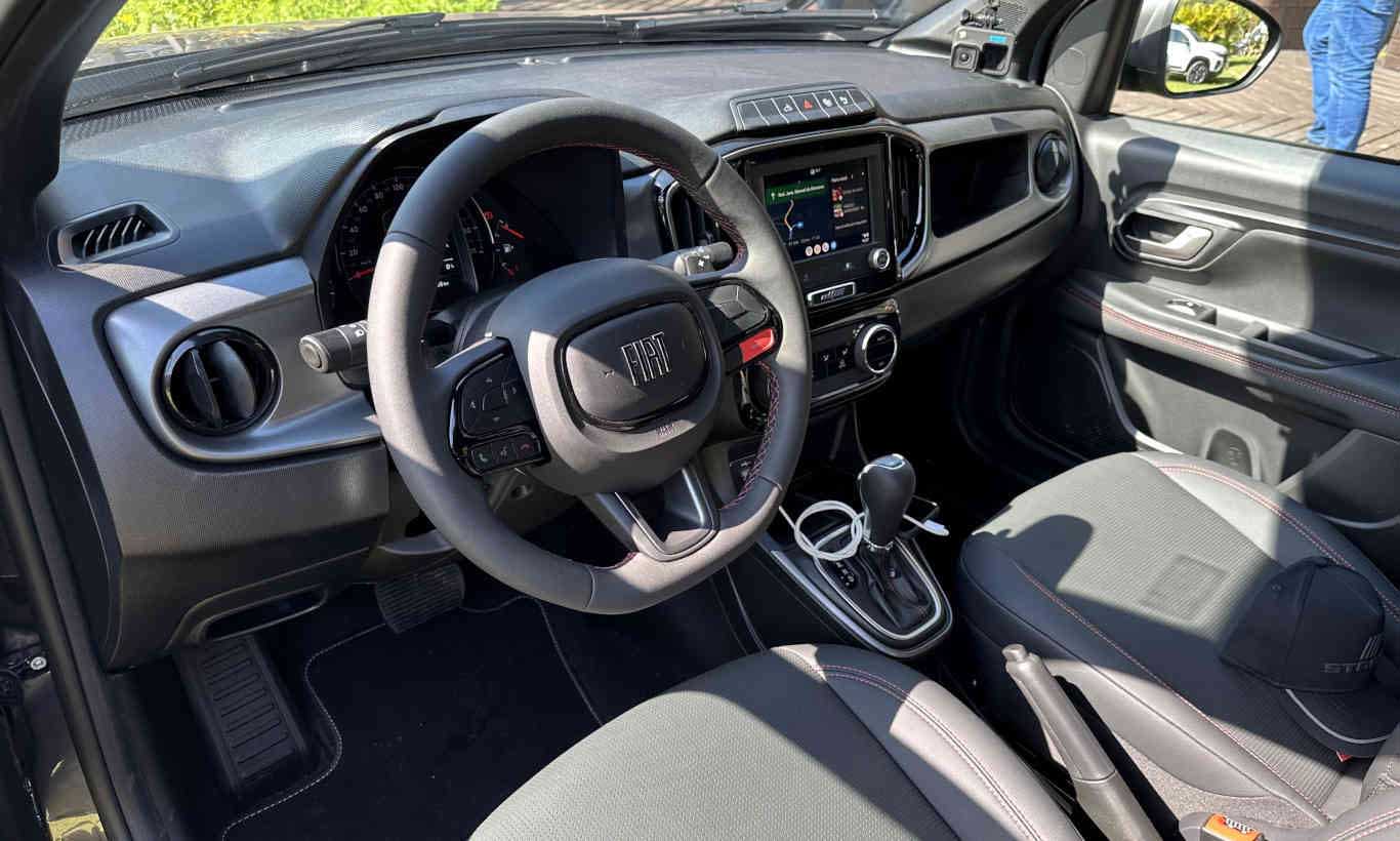 Interior da Fiat Strada 2024 turbo