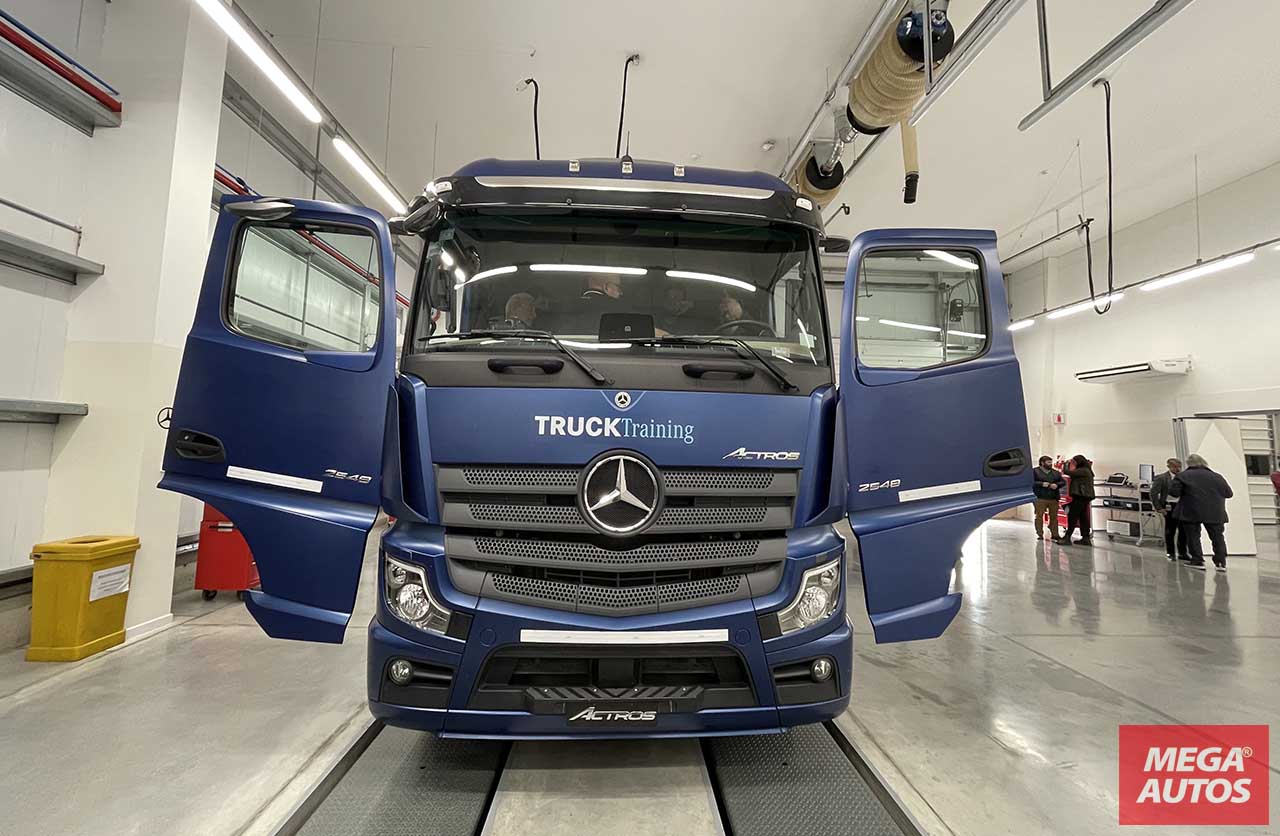 Treinamento de caminhão Mercedes-Benz