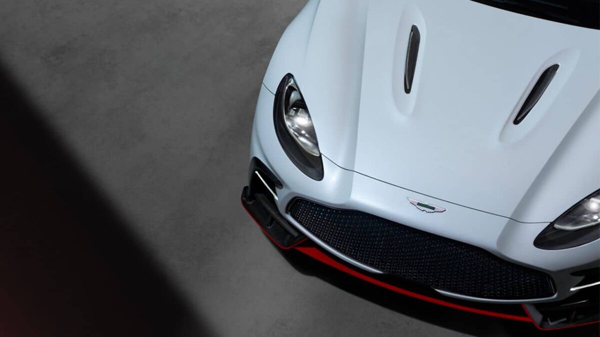 Aston Martin DBX S: o SUV mais brutal para Master Highway 3 Aston Martin DBX S Capot
