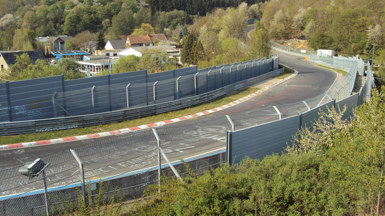 O ex-canto-monte no Nürburgring Nordschleife