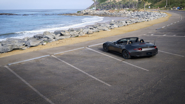Um 2024 Mazda MX-5 estacionado em um estacionamento à beira-mar