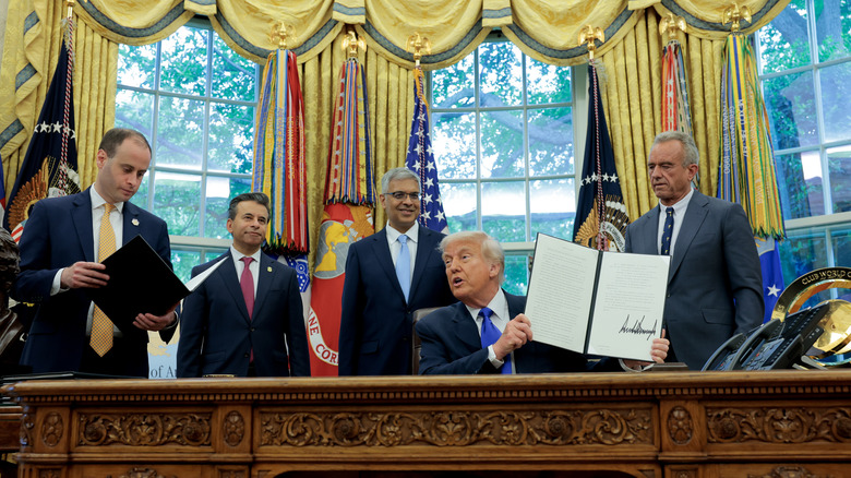 O presidente Donald Trump assina a ordem executiva