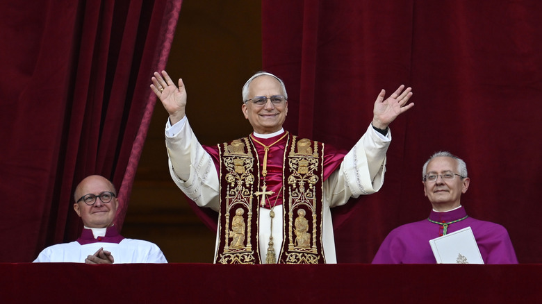 Papa Leo XIV se dirigindo à multidão