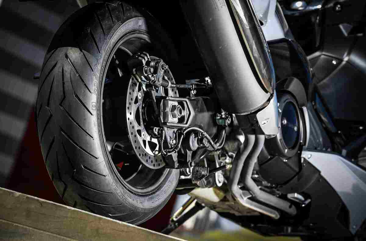 Pirelli lança pneus para scooters: tecnologia, aderência e segurança na cidade 2 Pirelli Diablo Rosso 0002