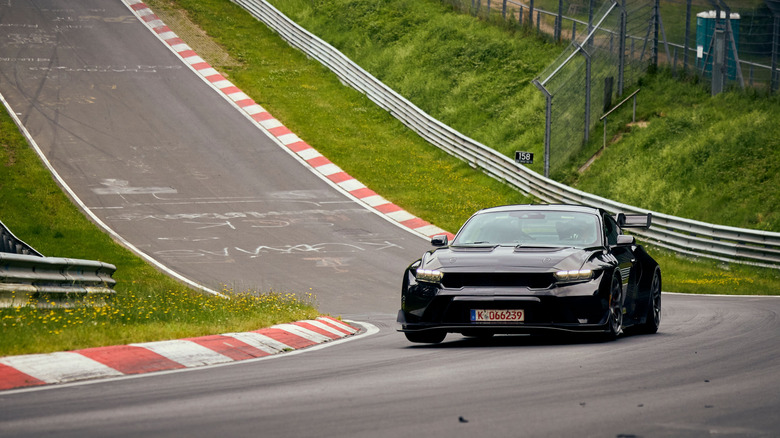 Um Ford Mustang GTD batendo o Nürburgring