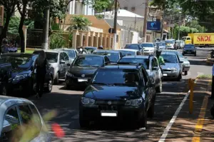 Estacionar em Fila Dupla dá Multa Grave (e Guincho); Saiba Tudo Sobre a Infração