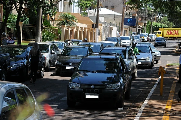 Estacionar em Fila Dupla dá Multa Grave (e Guincho); Saiba Tudo Sobre a Infração